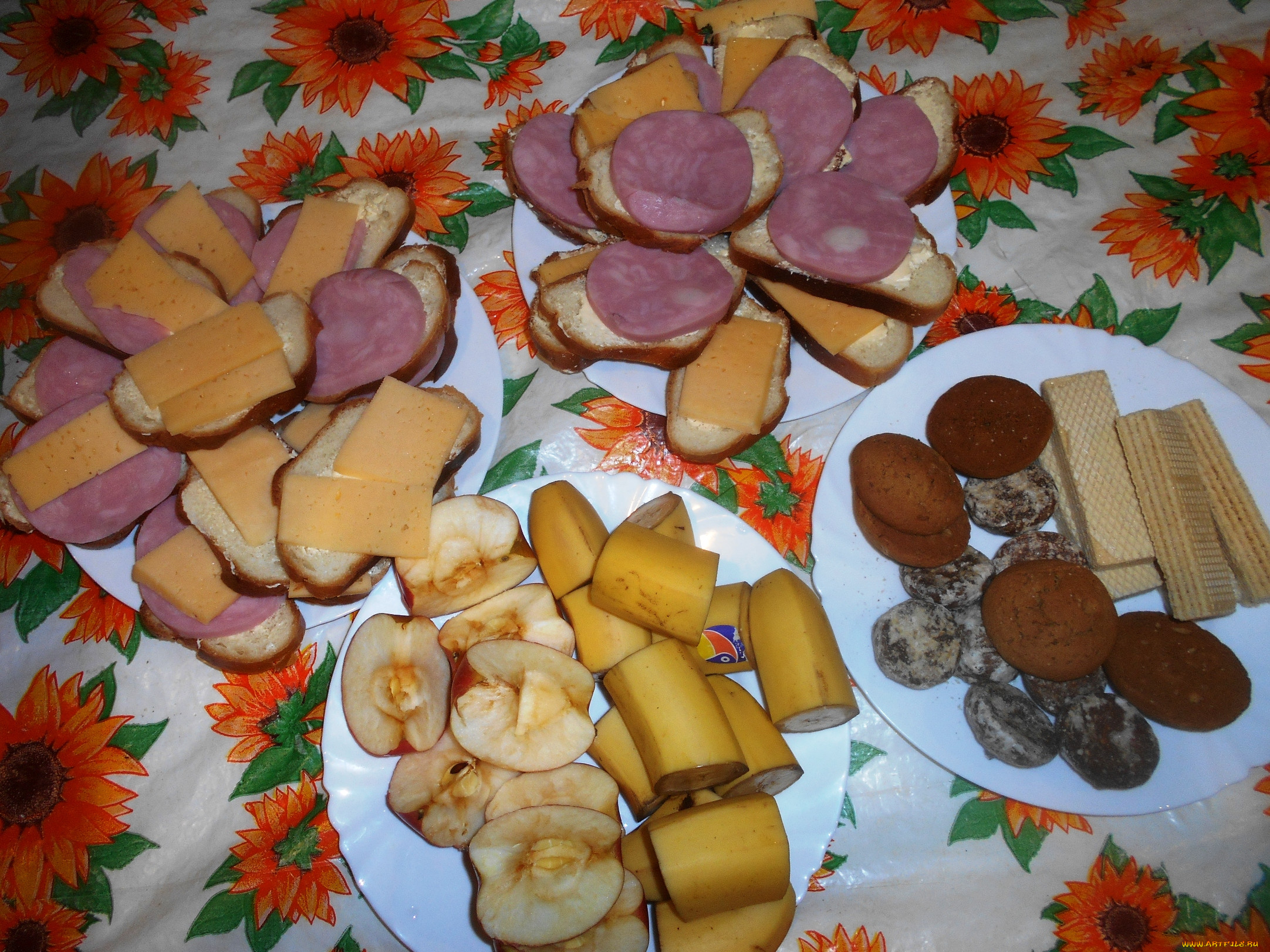 Конфеты печенье сыр колбаса